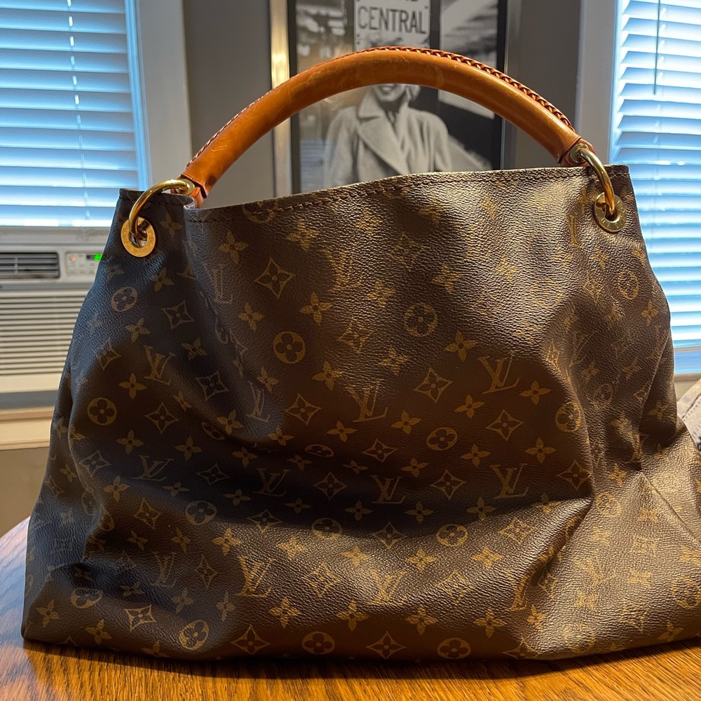 Authentic Louis Vuitton Artsy GM Tote **retired bag** - Picture 4 of 11